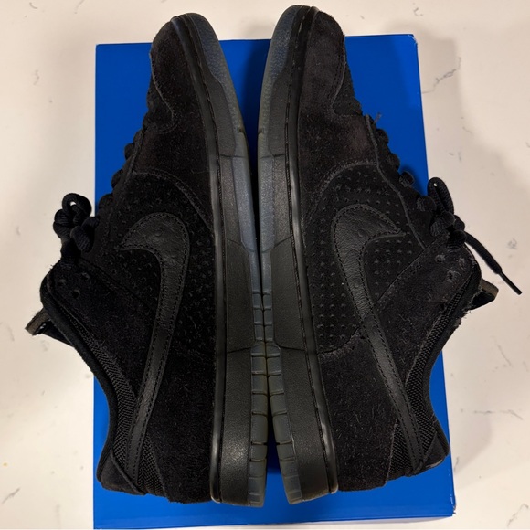 Undefeated Dunks - Picture 2 of 9